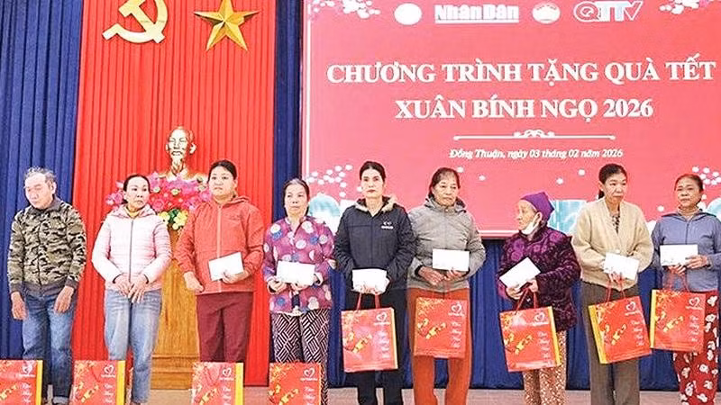 Những suất quà Tết ấm áp, yêu thương đến với những hoàn cảnh khó khăn ở phường Đồng Thuận, tỉnh Quảng Trị.