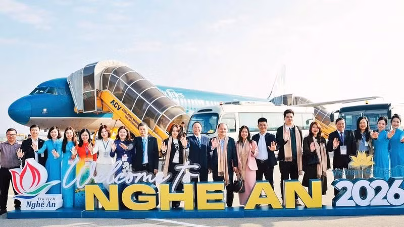 Đón du khách và chuyến bay đầu tiên ngay sau khi hoàn thành việc nâng cấp Cảng hàng không quốc tế Vinh.