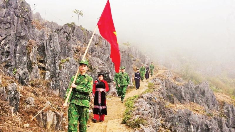 Cán bộ, chiến sĩ Đồn Biên phòng Xuân Trường cùng người dân tuần tra bảo vệ biên giới.