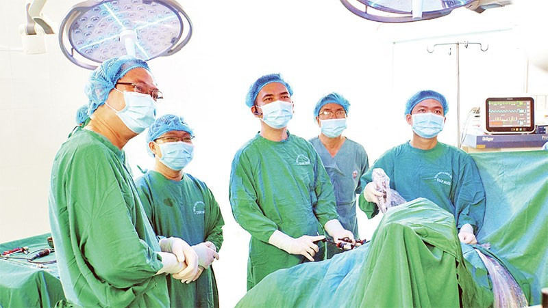 Bệnh viện đa khoa khu vực Tháp Mười (tỉnh Đồng Tháp) thực hiện ca phẫu thuật.