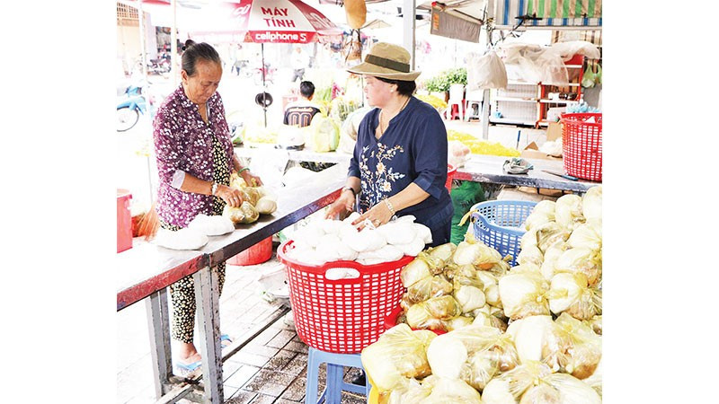 Mỗi ngày nhiều người nghèo đến nhận suất ăn miễn phí.