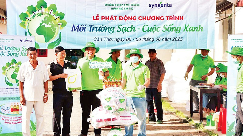 Nông dân Cần Thơ thu gom vỏ chai, bao bì thuốc đã sử dụng tham gia chương trình “Đổi rác lấy quà”.
