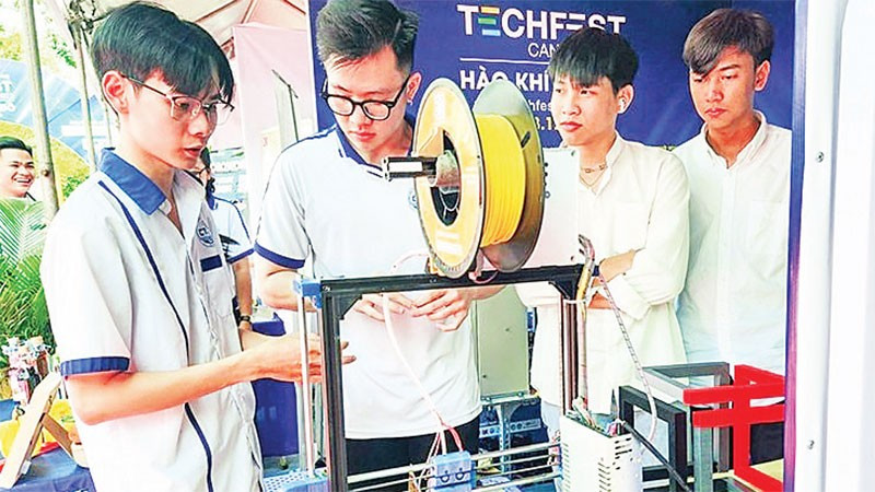 Giới thiệu sản phẩm tại một sự kiện khởi nghiệp, đổi mới sáng tạo tại Cần Thơ.