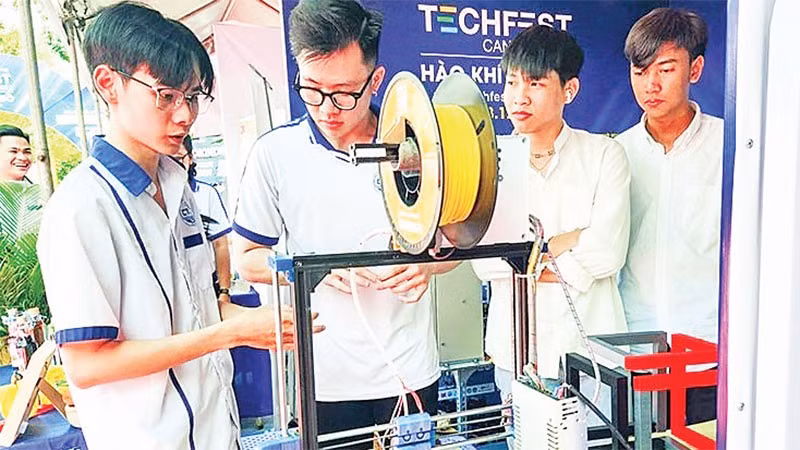 Giới thiệu sản phẩm tại một sự kiện khởi nghiệp, đổi mới sáng tạo tại Cần Thơ.