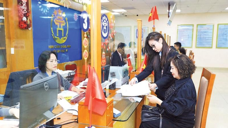 Người dân đến làm thủ tục tại Trung tâm phục vụ hành chính công thành phố Hà Nội-Chi nhánh số 3. (Ảnh ĐÌNH HIỆP)