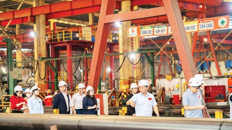 Ngay sau chương trình khai Xuân, lãnh đạo Công ty cổ phần cơ khí thương mại Đại Dũng cùng đại biểu đã xuống xưởng sản xuất để động viên người lao động trong ngày làm việc đầu tiên sau kỳ nghỉ Tết Nguyên đán Bính Ngọ 2026.