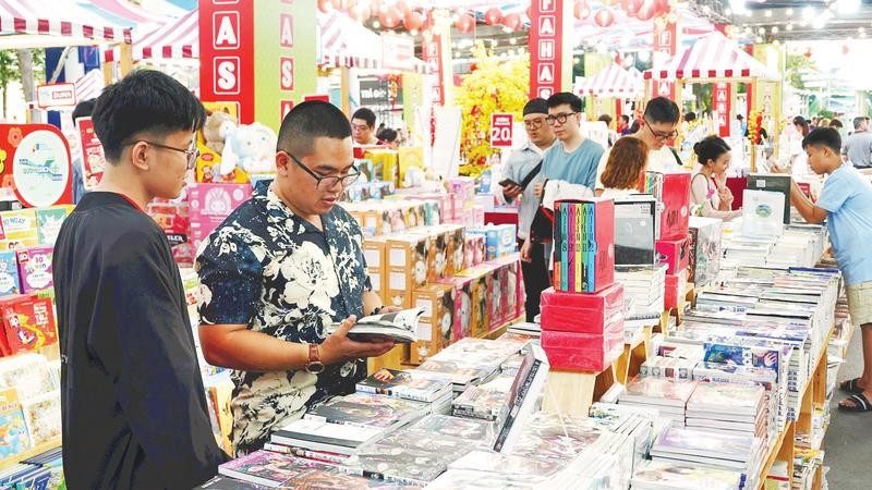 Lễ hội Đường sách Tết Bính Ngọ thu hút đông đảo bạn đọc, du khách tham quan.