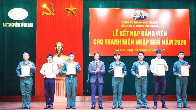 Lãnh đạo phường Vĩnh Hưng trao quyết định kết nạp Đảng cho bảy quần chúng ưu tú là tân binh nhập ngũ năm 2026.