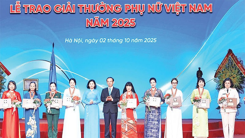 Bà Nguyễn Thị Lan (thứ 5 từ phải qua) nhận Giải thưởng Phụ nữ Việt Nam năm 2025.