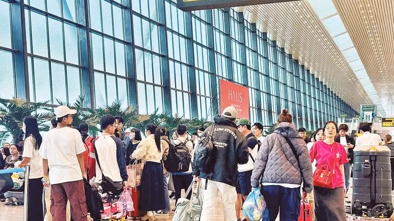 Hành khách tại nhà ga T3 sân bay Tân Sơn Nhất dịp cận Tết.