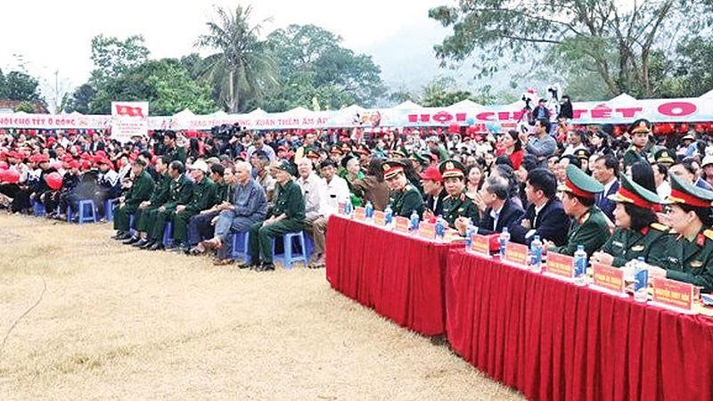 Đông đảo nhân dân đến tham dự chương trình. (Ảnh ĐÌNH PHƯỢNG)