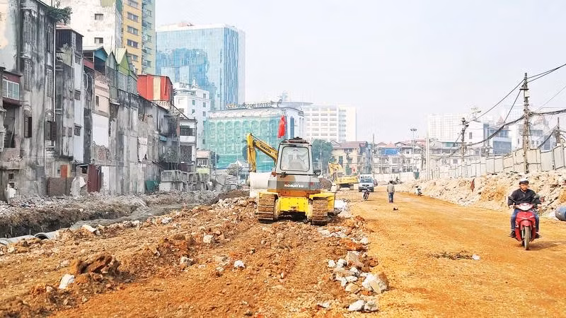 Đường Vành đai 1 (đoạn Hoàng Cầu - Voi Phục) đang hình thành. (Ảnh QUỐC TOẢN)