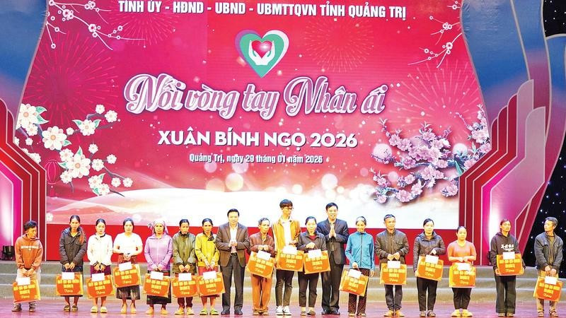 Các đồng chí lãnh đạo tỉnh Quảng Trị tặng quà Tết cho hộ nghèo tại chương trình “Nối vòng tay nhân ái”.