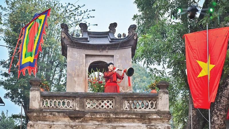 Tiếng loa thông báo mở cổng Ô Quan Chưởng vang lên.