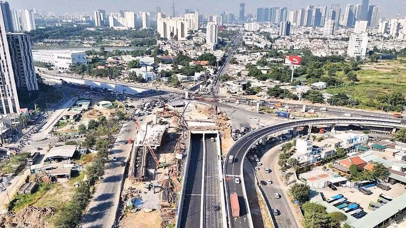 Nhánh hầm chui HC1-02 thuộc nút giao An Phú, một trong những dự án trọng điểm tại cửa ngõ phía đông thành phố, thông xe ngày 2/2/2026. (Ảnh THẾ ANH)