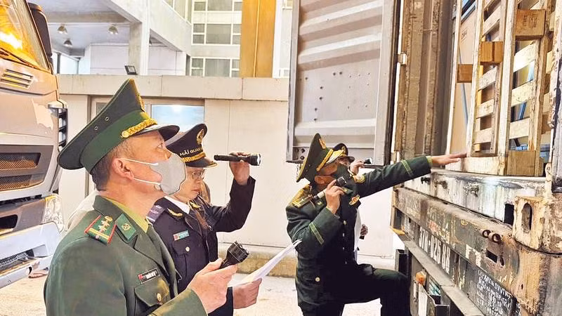 Các lực lượng chức năng ở Cửa khẩu quốc tế Cầu Treo kiểm tra hàng hóa thông quan.