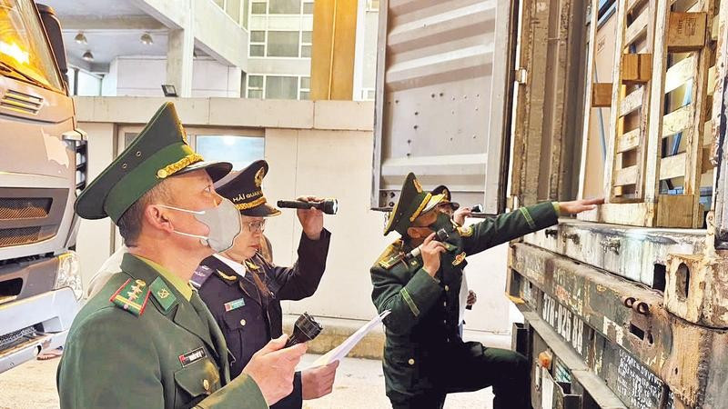 Các lực lượng chức năng ở Cửa khẩu quốc tế Cầu Treo kiểm tra hàng hóa thông quan.