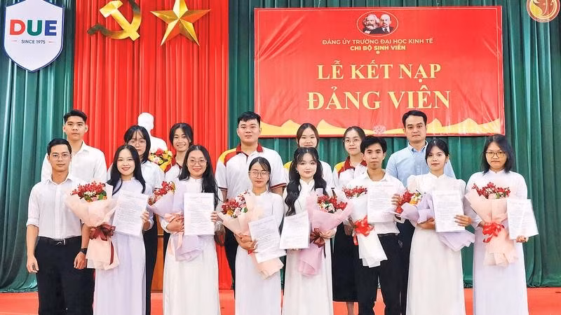 Nhiều sinh viên đã được kết nạp Đảng, hiện đang sinh hoạt tại Chi bộ Sinh viên của Trường đại học Kinh tế.