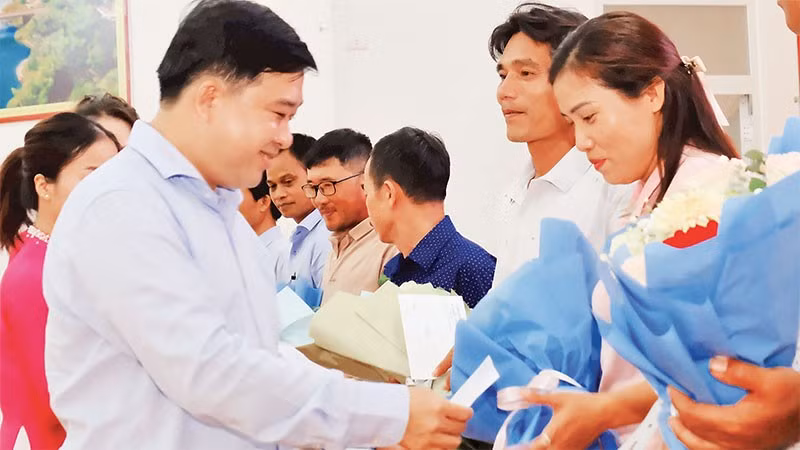 Lãnh đạo tỉnh Đồng Nai khen thưởng các hộ dân đồng thuận giao đất thực hiện Dự án cao tốc Gia Nghĩa-Chơn Thành.