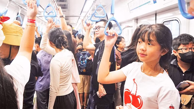 Tuyến Metro số 1 Bến Thành-Suối Tiên hiện phục vụ 55.000 hành khách mỗi ngày, sẽ được đầu tư nối dài tuyến đến Bình Dương (cũ), Đồng Nai, qua đó kết nối đồng bộ với hệ thống đường bộ. (Ảnh ANH THẾ)