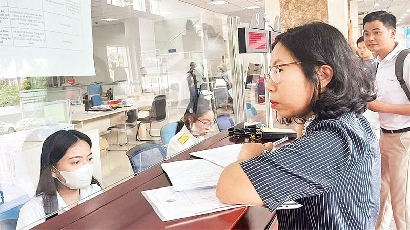  Hỗ trợ người nộp thuế làm thủ tục tại trụ sở Thuế Thành phố Hồ Chí Minh.
