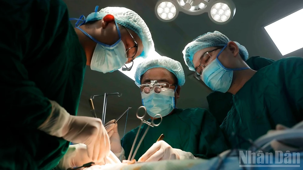 Ê-kíp tiến hành ghép thận cho bệnh nhân.