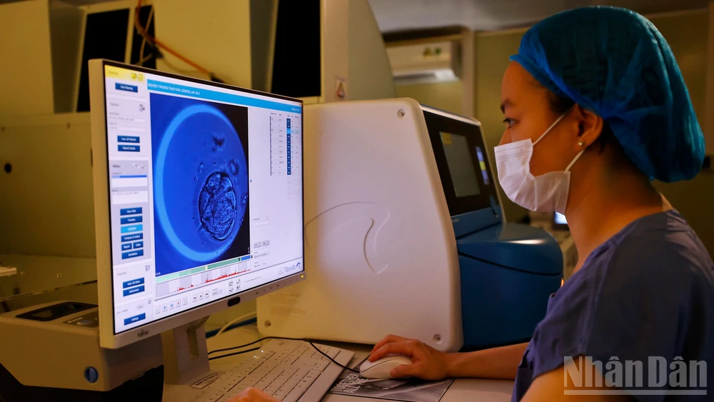 Tại phòng nuôi cấy phôi, hệ thống nuôi cấy phôi (Timelapse) được theo dõi liên tục.