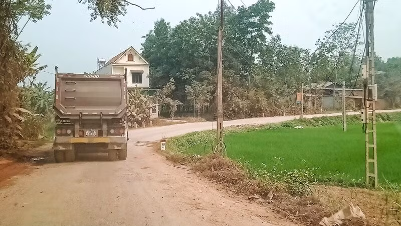 Nhiều đoạn trên tuyến 269B chưa được nâng cấp, đường nhỏ hẹp, có nguy cơ mất an toàn giao thông.