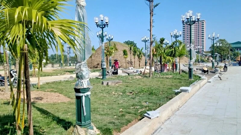 Cảnh quan, nhiều hạng mục phía sau Quảng trường Võ Nguyên Giáp được khẩn trương hoàn thiện.