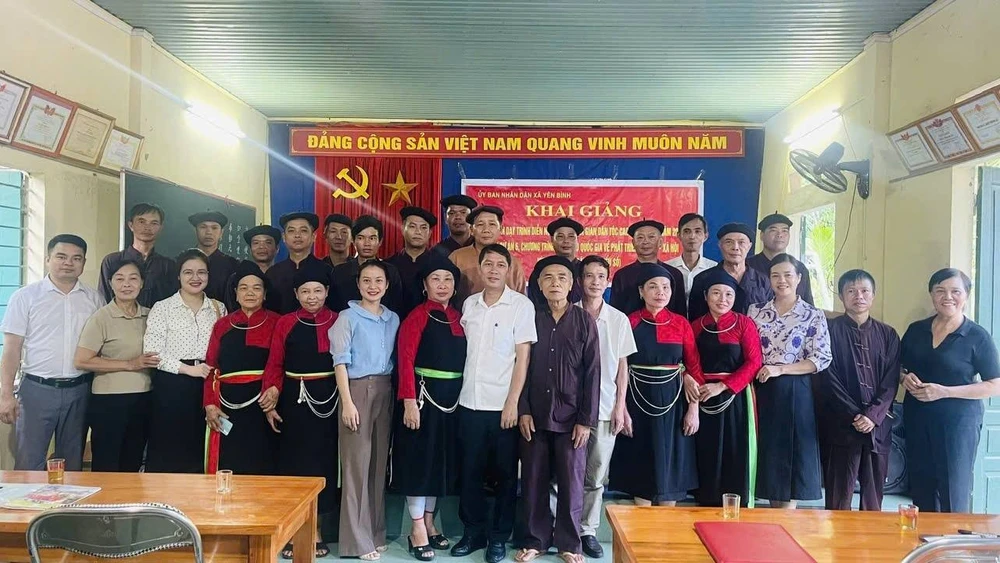 Giảng viên và các học viên tại lớp truyền dạy lĩnh vực văn hóa phi vật thể dân tộc Cao Lan