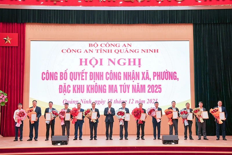 Đồng chí Lê Văn Ánh, Phó Chủ tịch Ủy ban nhân dân tỉnh Quảng Ninh trao Quyết định công nhận địa bàn không ma túy năm 2025 cho các địa phương.​​​​