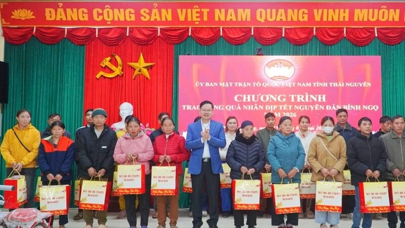 Lãnh đạo tỉnh Thái Nguyên tặng quà Tết Bính Ngọ 2026 cho hộ nghèo ở xã Phong Quang.
