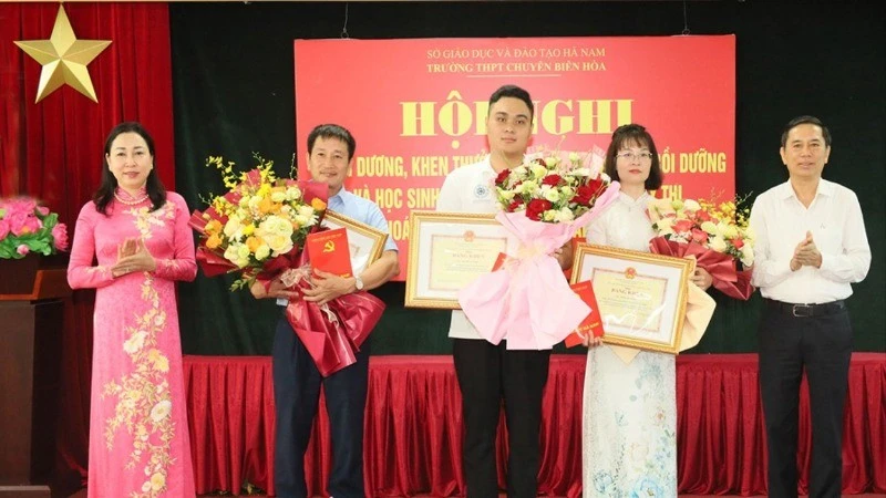 Phó Bí thư Thường trực Tỉnh ủy và Phó Chủ tịch Ủy ban nhân dân tỉnh Hà Nam tặng hoa, Bằng khen của Chủ tịch Ủy ban nhân dân tỉnh cho giáo viên bồi dưỡng và học sinh đoạt Huy chương Vàng Olympic Hóa học quốc tế.