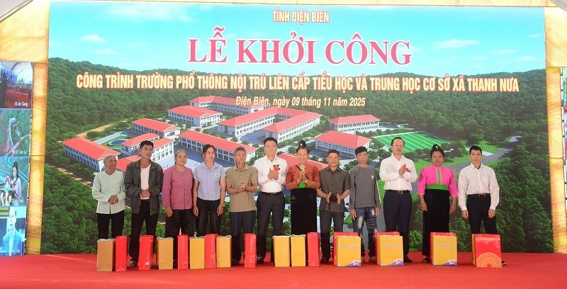 Phó Thủ tướng Chính phủ Lê Thành Long cùng đồng chí Trần Tiến Dũng, Bí thư Tỉnh ủy Điện Biên trao quà tặng các gia đình đồng bào dân tộc thiểu số tại xã Thanh Nưa.