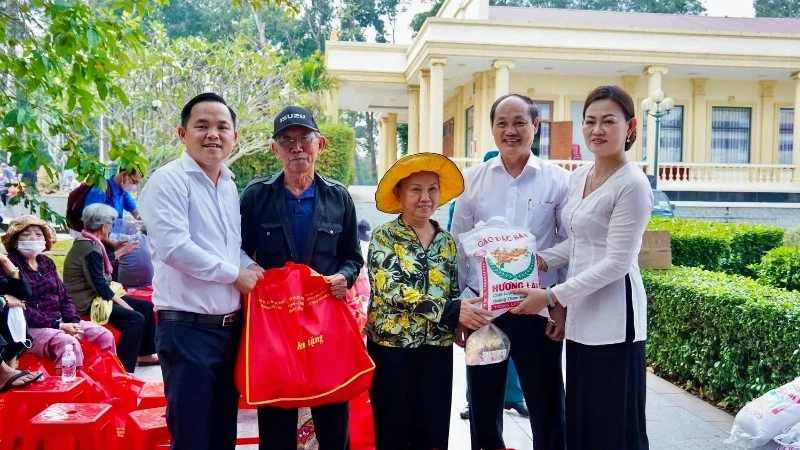 Đại diện các đơn vị trao quà cho người dân vùng "Đất thép thành đồng" Củ Chi. 