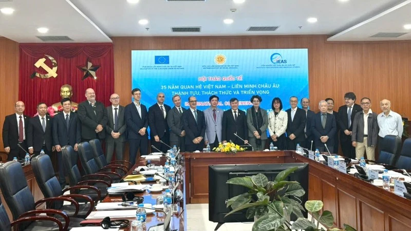 Các đại biểu tham dự hội thảo cùng chụp ảnh lưu niệm. (Ảnh: KHÁNH LINH)