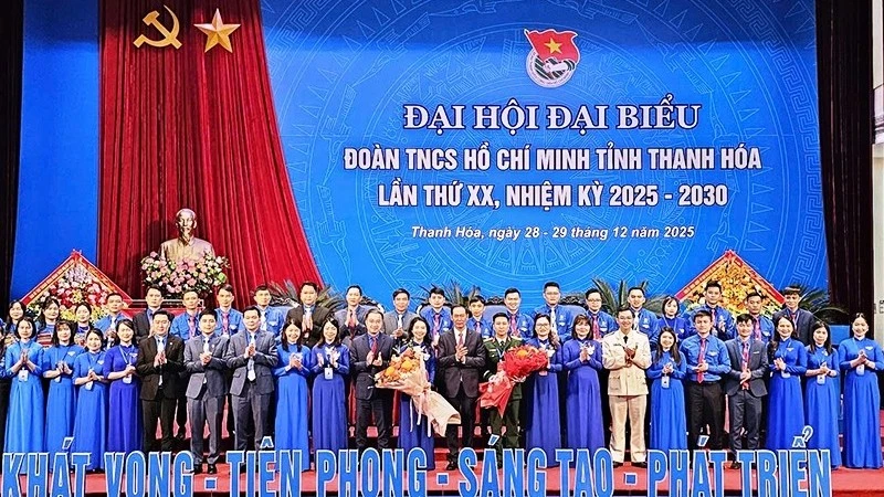 Lãnh đạo tỉnh Thanh Hóa tặng hoa chúc mừng Ban Chấp hành Đoàn tỉnh Thanh Hóa khóa XX.
