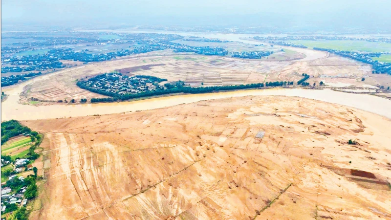 Khoảng 200ha đất canh tác ở xã Đại Lộc, thành phố Đà Nẵng, bị đất, cát bồi lấp. 