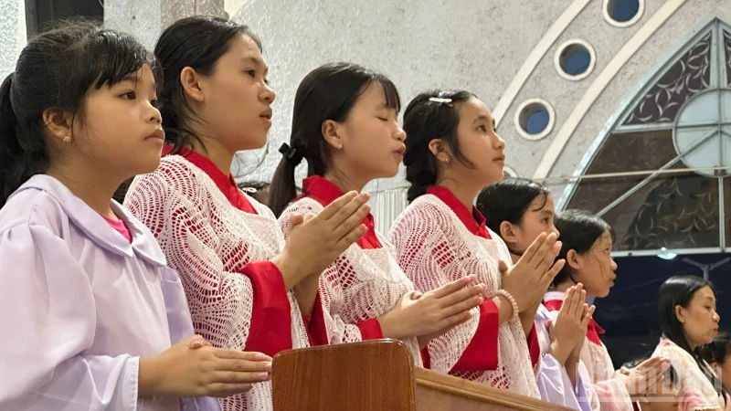 Các bạn trẻ nghiêm trang dự lễ Giáng sinh.