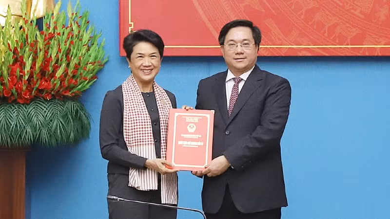 Chủ tịch Ủy ban nhân dân tỉnh Phú Thọ Trần Duy Đông trao quyết định chủ trương đầu tư cho Tập đoàn Amata.