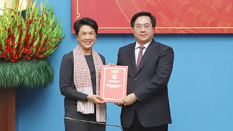 Chủ tịch Ủy ban nhân dân tỉnh Phú Thọ Trần Duy Đông trao quyết định chủ trương đầu tư cho Tập đoàn Amata.