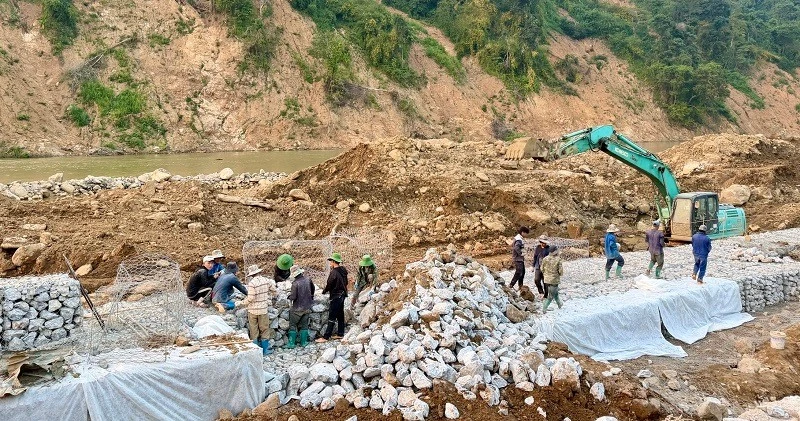 Các đơn vị thi công đang tập trung khắc phục thiệt hại trên đường Pá Vạt-Mường Luân (tỉnh Điện Biên).