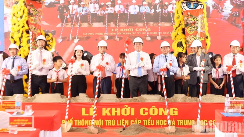 Ủy viên Trung ương Đảng, Chủ tịch Ủy ban nhân dân tỉnh Lâm Đồng Hồ Văn Mười cùng các đại biểu tham dự thực hiện nghi thức khởi công Dự án Trường phổ thông nội trú liên cấp tiểu học và trung học cơ sở xã Đắk Wil.