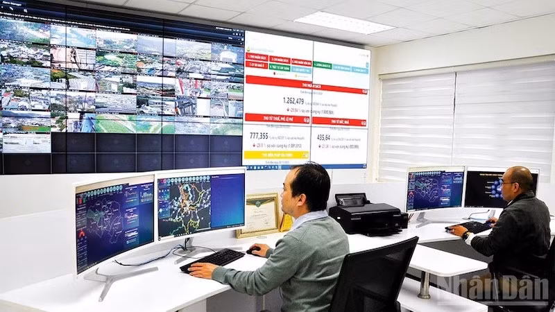 Xử lý thông tin tại Trung tâm điều hành thông minh IOC Lâm Đồng.