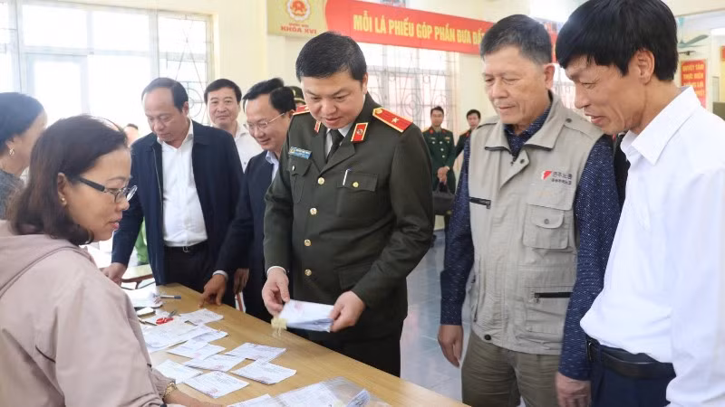 Đoàn kiểm tra của Ủy ban Bầu cử tỉnh Quảng Ninh do Thiếu tướng Nguyễn Tiến Trung, Giám đốc Công an tỉnh, làm Trưởng đoàn khảo sát thực địa tại điểm bầu cử thuộc đặc khu Vân Đồn.