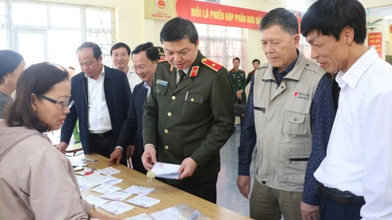 Đoàn kiểm tra của Ủy ban Bầu cử tỉnh Quảng Ninh do Thiếu tướng Nguyễn Tiến Trung, Giám đốc Công an tỉnh, làm Trưởng đoàn khảo sát thực địa tại điểm bầu cử thuộc đặc khu Vân Đồn.