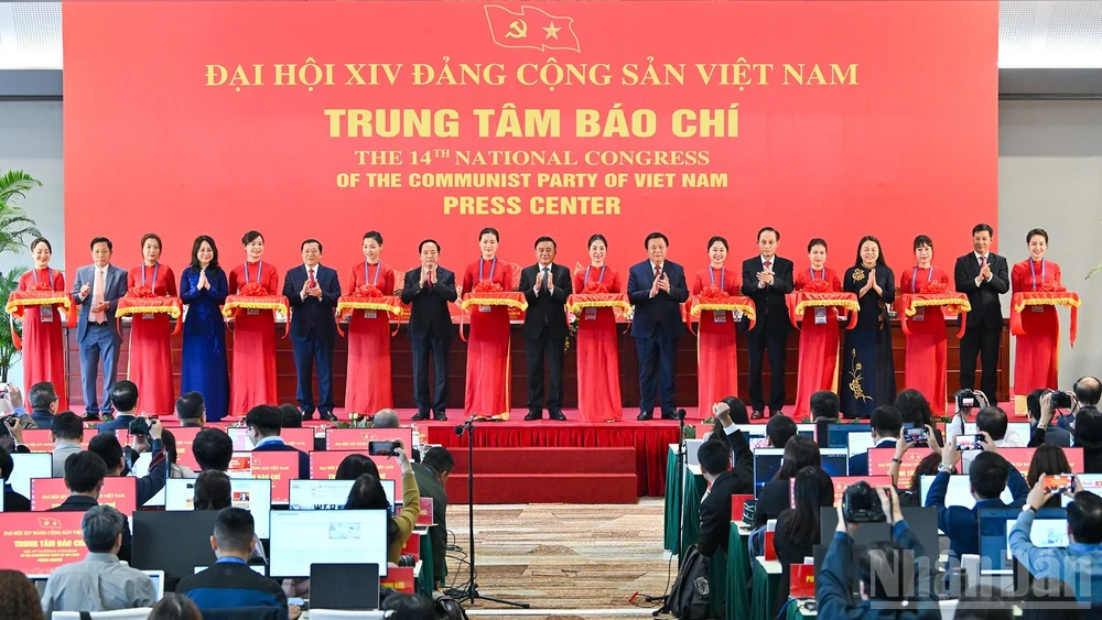 Thường trực Ban Bí thư Trần Cẩm Tú cùng các đại biểu cắt băng khai trương Trung tâm Báo chí Đại hội XIV của Đảng.