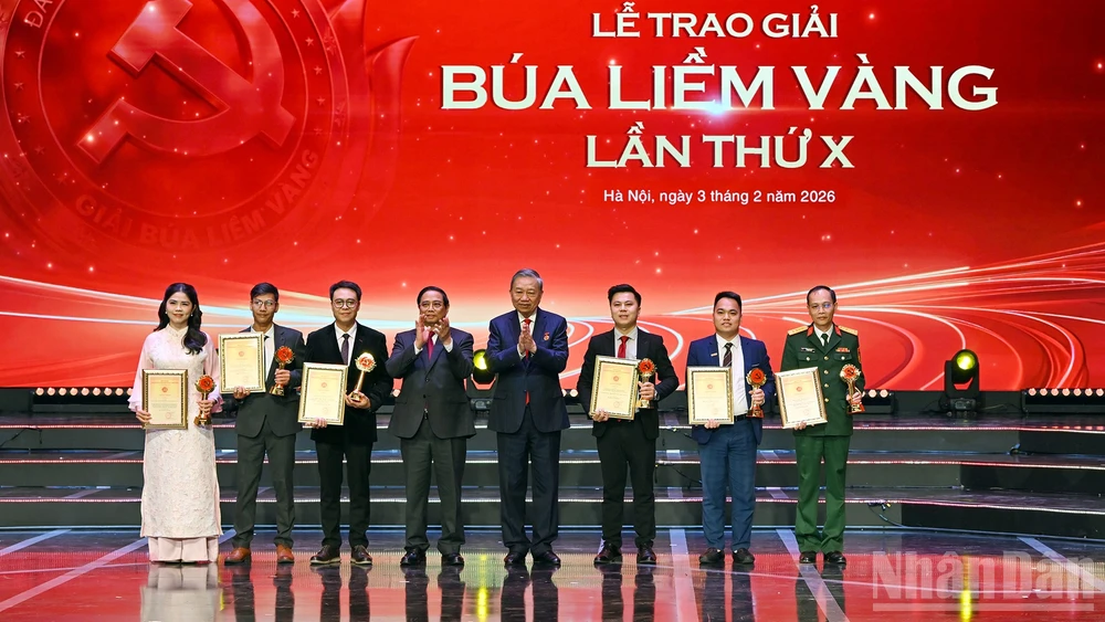 Tổng Bí thư Tô Lâm và Thủ tướng Phạm Minh Chính trao giải A tặng các tác giả, đại diện nhóm tác giả đạt Giải Búa liềm vàng lần thứ X.