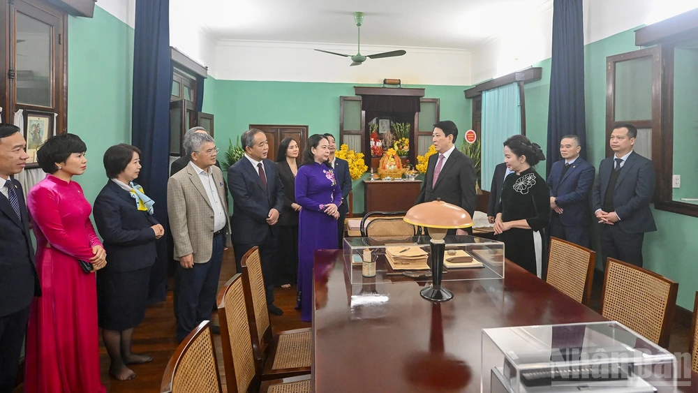 Chủ tịch nước Lương Cường, Phó Chủ tịch nước Võ Thị Ánh Xuân với cán bộ Khu di tích Chủ tịch Hồ Chí Minh tại Phủ Chủ tịch và đại biểu tại Nhà 67.