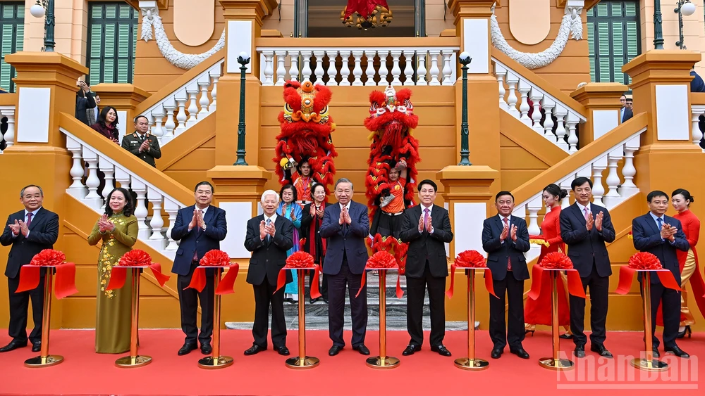 Tổng Bí thư Tô Lâm, Chủ tịch nước Lương Cường, Thường trực Ban Bí thư Trần Cẩm Tú cùng các đồng chí lãnh đạo, nguyên lãnh đạo Đảng, Nhà nước thực hiện nghi thức cắt băng khánh thành công trình Trụ sở làm việc Cơ quan Chủ tịch nước.